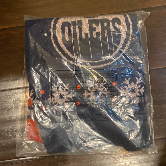 NHL Women's Edmonton Oilers Blue Light Up V-Neck Sweater sz M Medium NIP - Picture 3 of 3